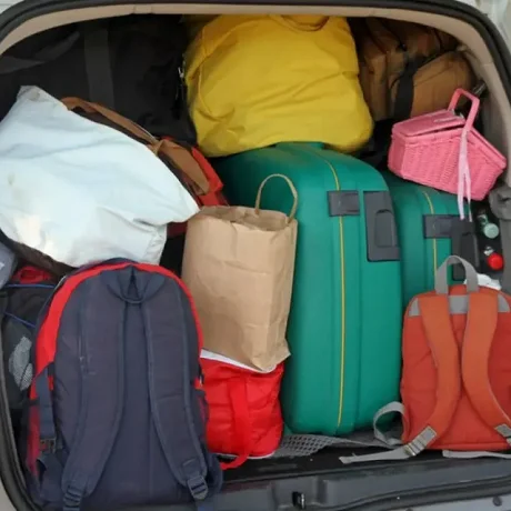 Si estas por meter maletas al auto, hazlo dentro de tu hogar
