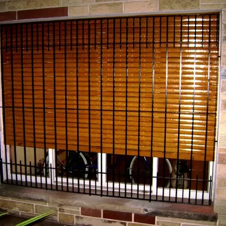 Refuerza las ventanas o puertas corredizas con un palo de escoba.