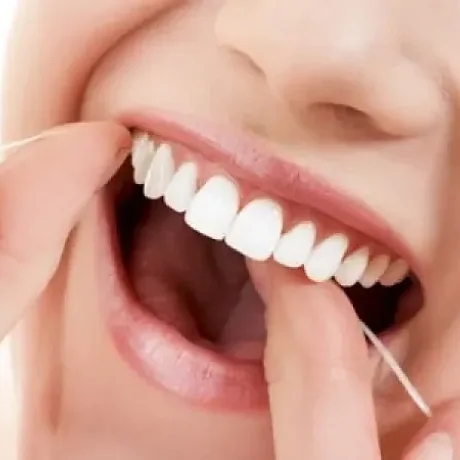 Pasar el hilo dental y cepillar los dientes