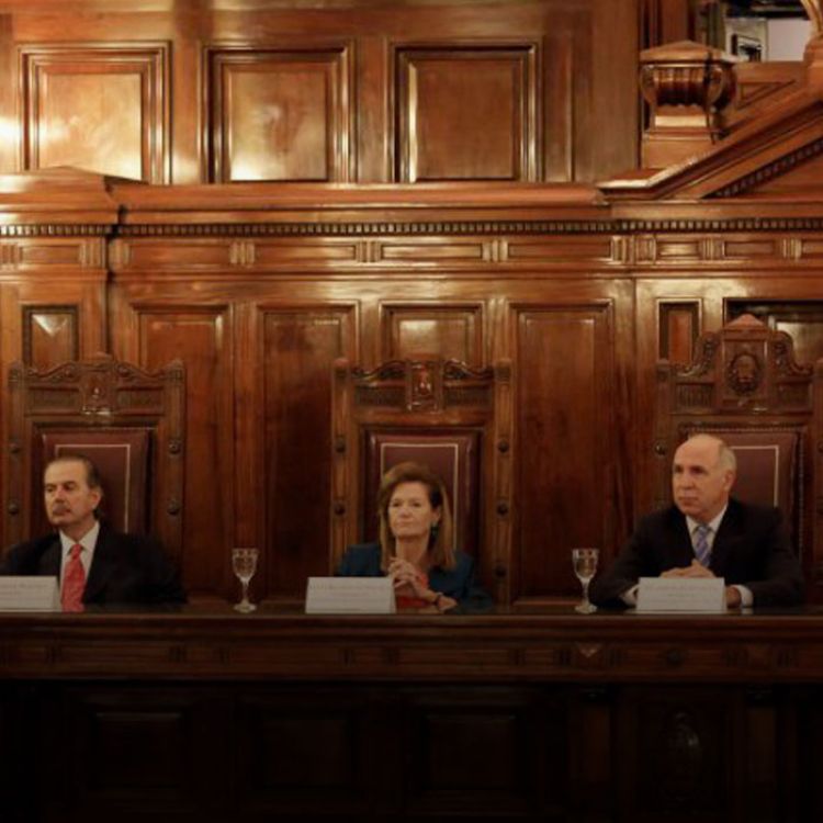 Para el máximo tribunal de la Nación, quienes formularon el pedido concedido por la Cámara “carecen de legitimación” para actuar en nombre de todos.
