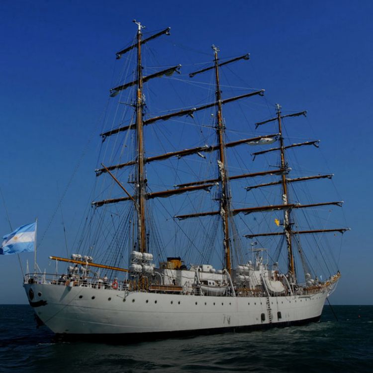 El buque-escuela partió con una dotación de 27 oficiales, 192 suboficiales y 132 oficiales alumnos argentinos y de países vecinos.