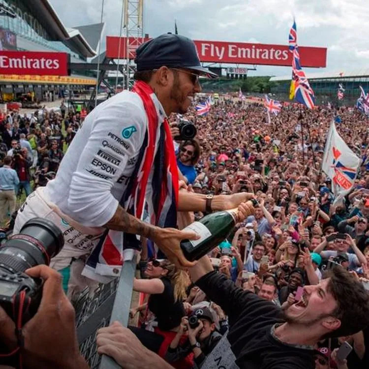 El inglés Lewis Hamilton, logró hoy un sólido triunfo en el Gran Premio de Gran Bretaña