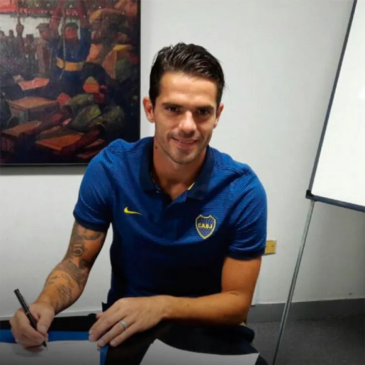Gago renovó su contrato con Boca por tres años
