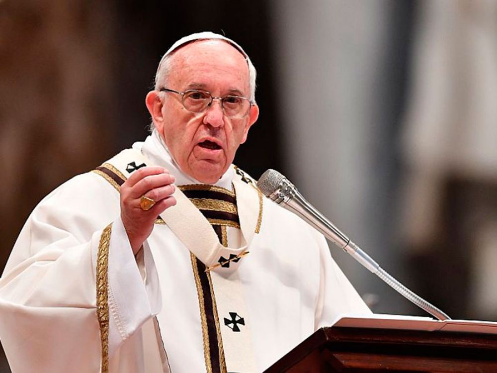 El papa Francisco encabeza el Vía Crucis alrededor del Coliseo por el Viernes Santo