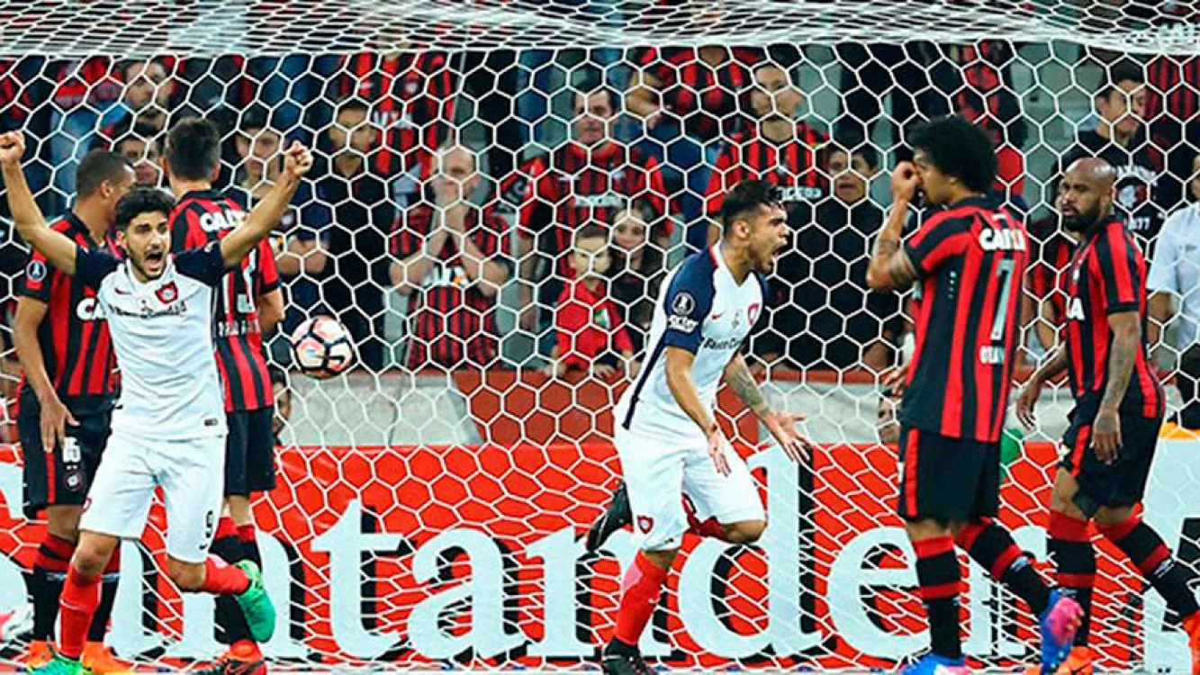 San Lorenzo goleó 3-0 a Paranaense y mantiene viva su ilusión en la copa