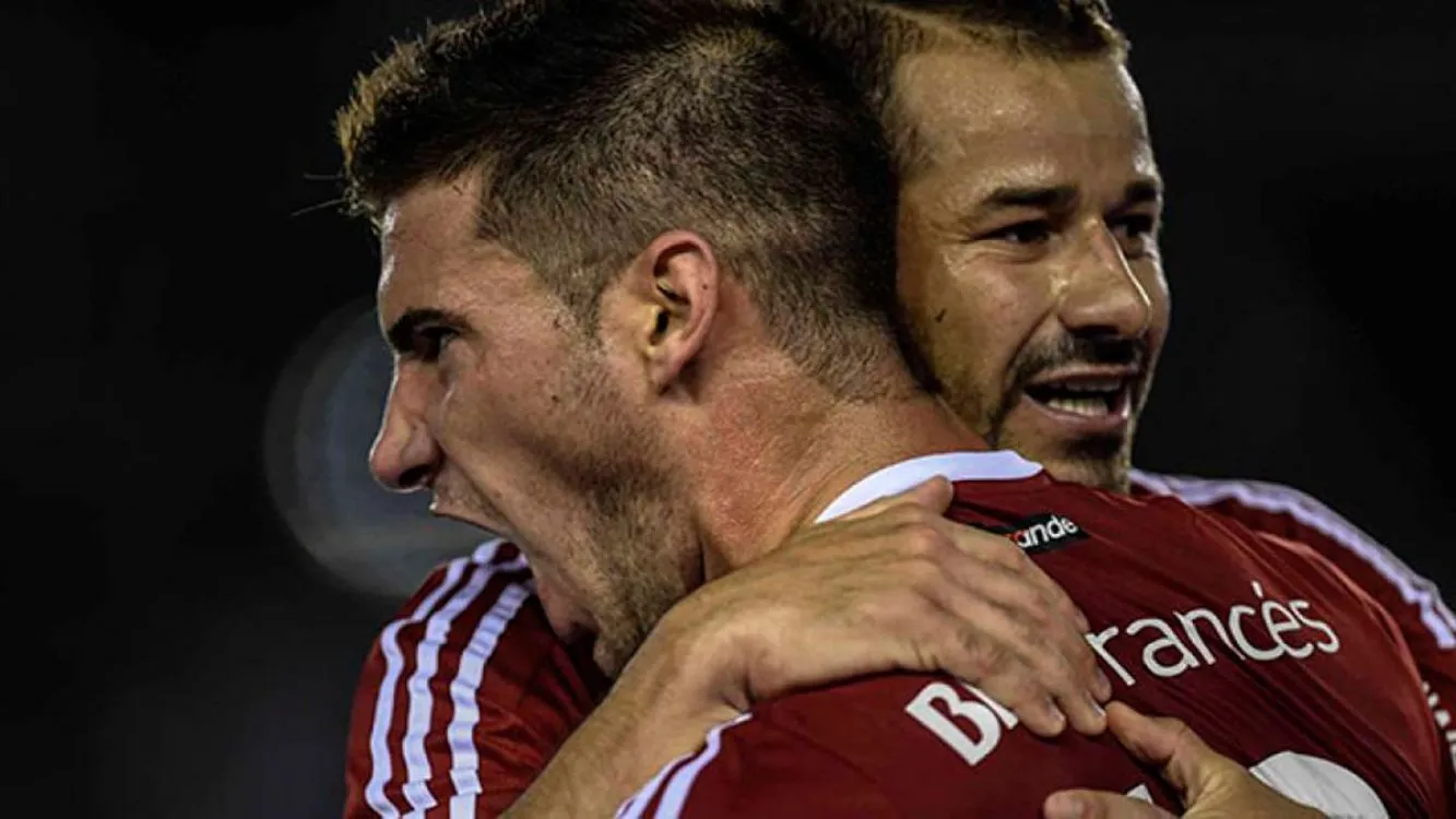 Alario y Mora festejando el primer gol de River Plate