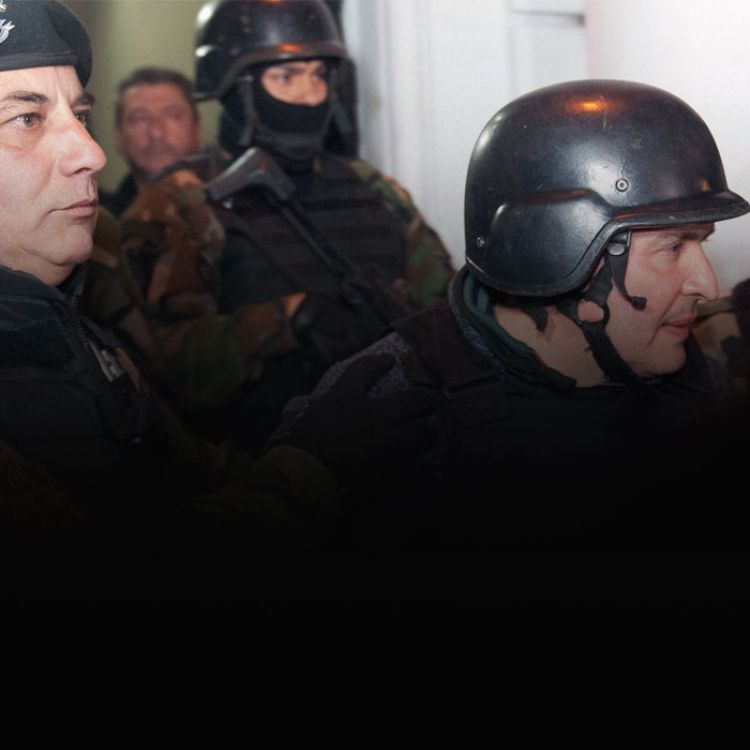 Los policías que lo detuvieron aguardan el comienzo de sus declaraciones como testigos.
