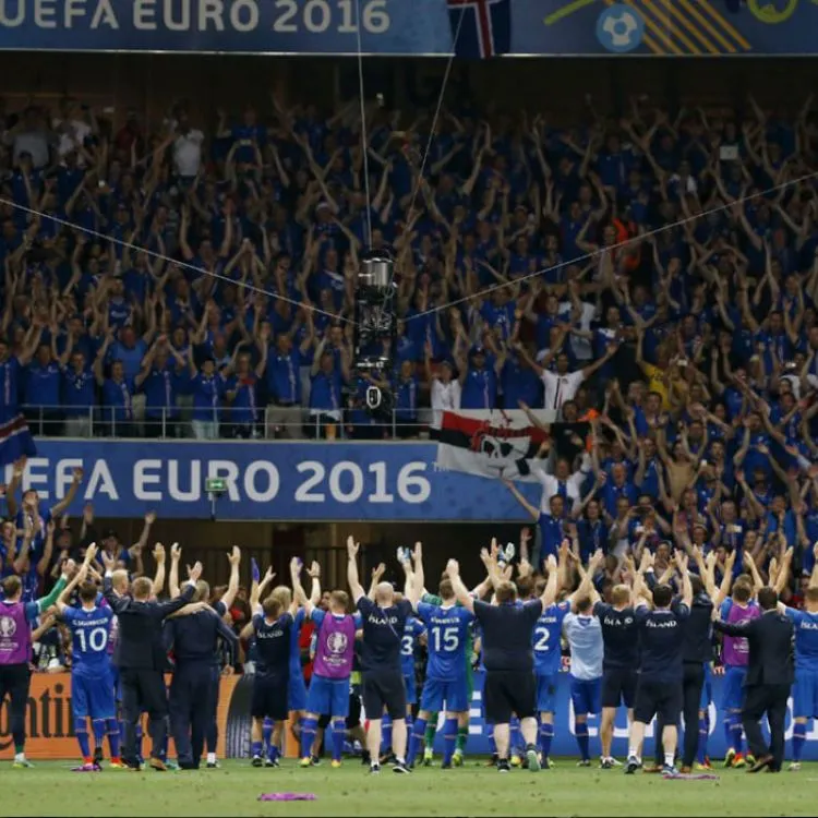 Equipo islandés festejando la victoria ante Inglaterra junto a su público