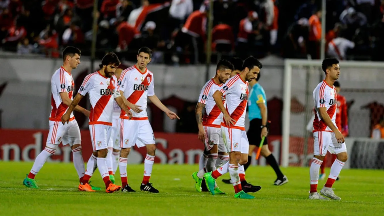 El equipo de River Plate camino al vestuario
