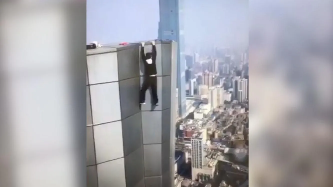 Famoso escalador de rascacielos chino muere al caer al vacío de un piso 62