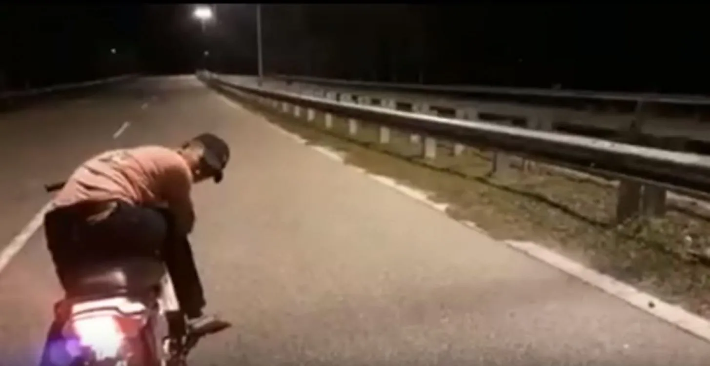 Filmaron a un motociclista fantasma en plena ruta.
