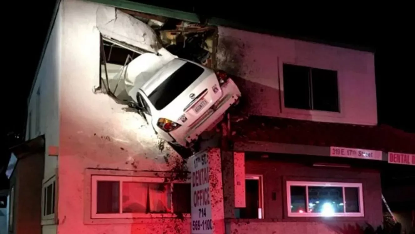 Un auto voló y terminó incrustado en un primer piso