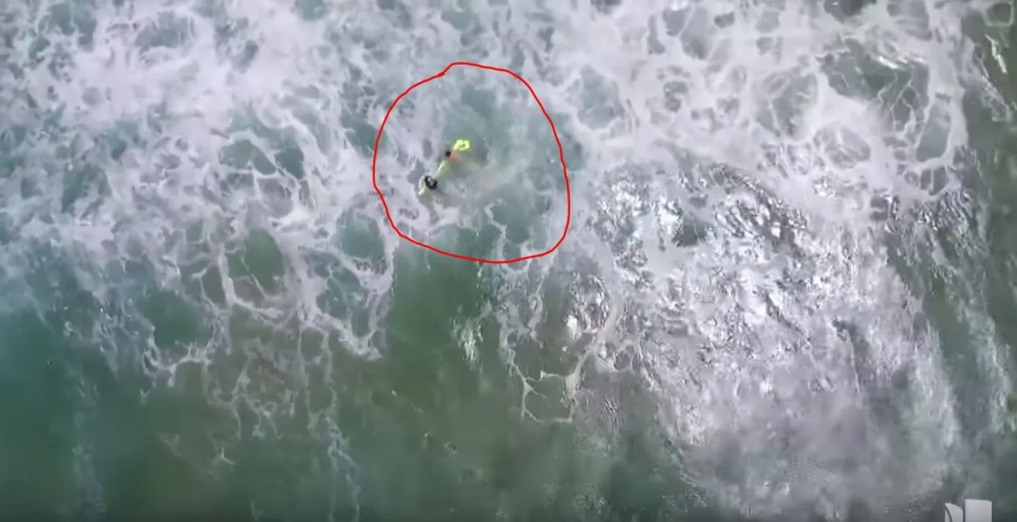 Un drone rescatista asistió con un salvavidas a dos jóvenes en Australia. Video