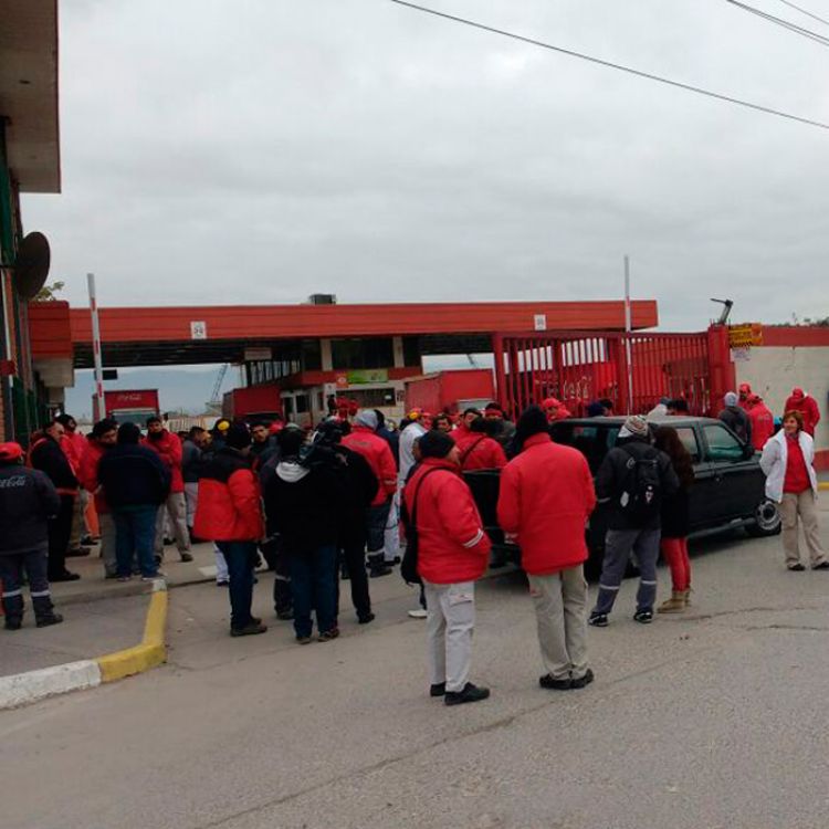 Empleados despedidos de paro afuera de la empresa Coca Cola, ubicada en Avda. Paraguay.