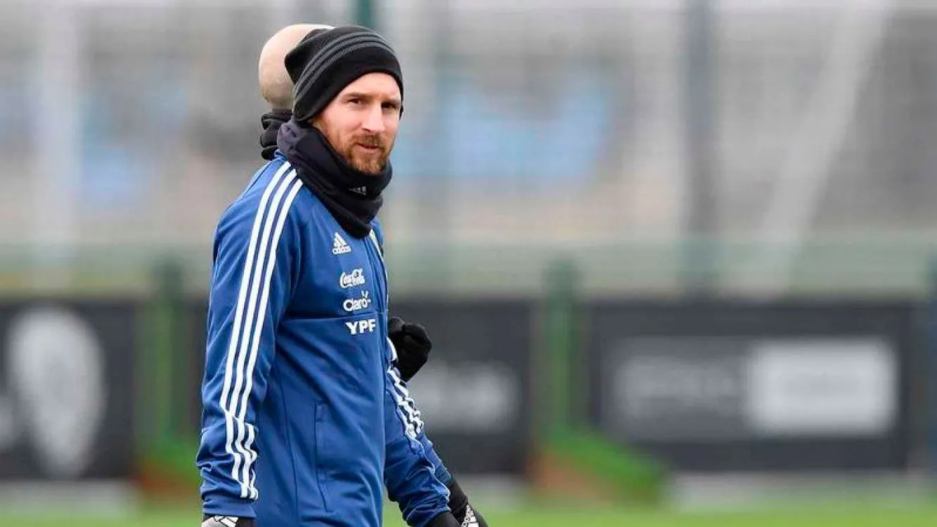 Es probable que Lionel Messi  no participe del encuentro, ya que padece una sobrecarga en los abductores.