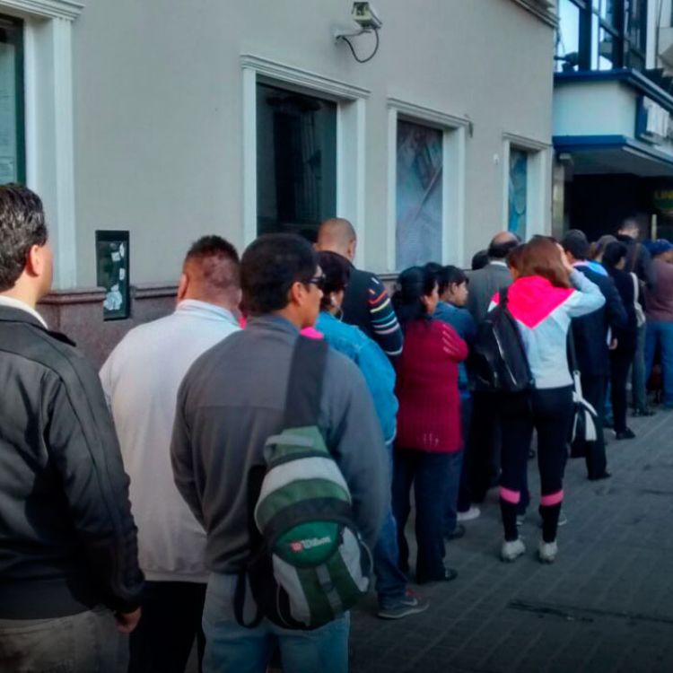 La norma establece que se considera “Trato indigno al consumidor o al usuario” hacer filas de más de 30 minutos en atención al público.