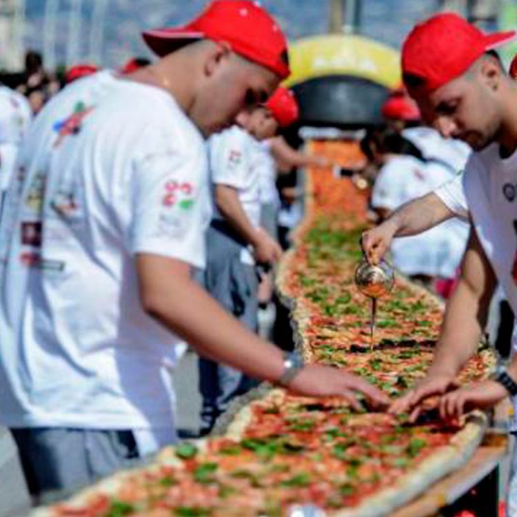 Cocinaron la pizza más larga del Litoral a beneficio de Cáritas