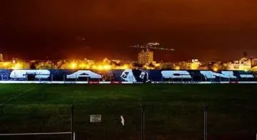 El estadio, de noche.