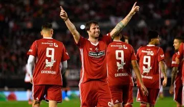 Fernando Cavenagui festejando su gol despedida