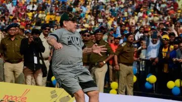 Maradona demostrando sus habilidades y haciéndo referencia a su frase: "La pelota no se mancha"