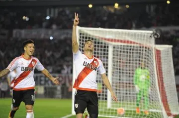 Festejo de Lucas Alario tras el gol