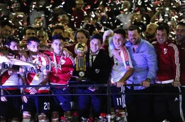 El muñe festejando con la copa