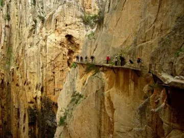 Turistas paseando por este inmenso cañon.