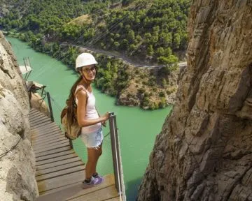 Una de las turistas tomándose una foto con la increíble vista.