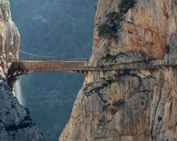 Uno de los puentes que ofrece este centro turístico.