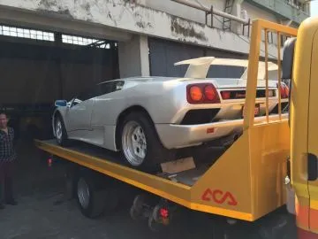 Se trata de una coupé deportiva marca Lamborghini Diablo blanca.