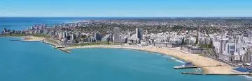 Vista Panorámica de Mar del Plata con sus aguas color turquesa. Increíble!