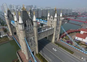 El clon chino del Tower Bridge de Londres. Se pueen observar sus cuatro torres