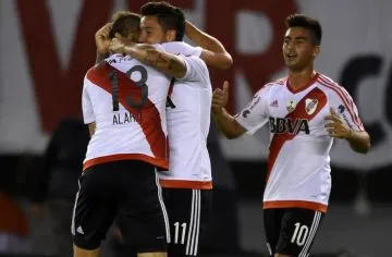 Alario festeja el primer gol de Driussi. El Pity Martinez se suma al festejo