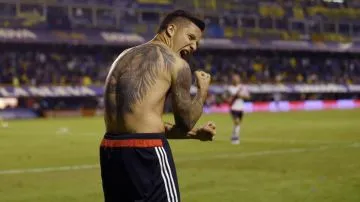 Driussi muestra su tatuaje. El león en la espalda