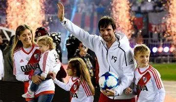 Fernando Cavenagui con su familia saludando a la tribuna