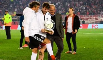 Fernando Cavenagui, Enzo Francescoli y el presidente de River