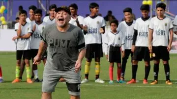 El 10 riéndo junto a los niños del colegio donde se realiza el evento.