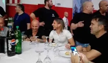 Sampaoli y Beccasecce sonriendo con el público alrededor.