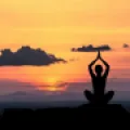 Cada enfoque tiene sus propias ventajas y desafíos, y es importante elegir un tipo de yoga que se adapte a tus objetivos y necesidades individuales.