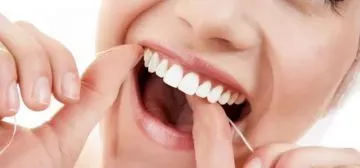 Pasar el hilo dental y cepillar los dientes