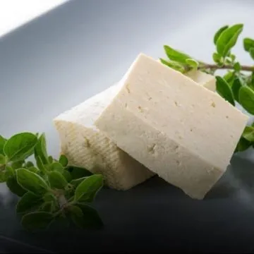 Puedes aprender cómo hacer un queso vegano de almendras, o un queso con patatas, o bien hacer una versión con arroz que además te aportará ene