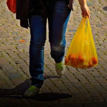 Varios centros comerciales y locales ya utilizan las bolsas de papel o tela ecológica.