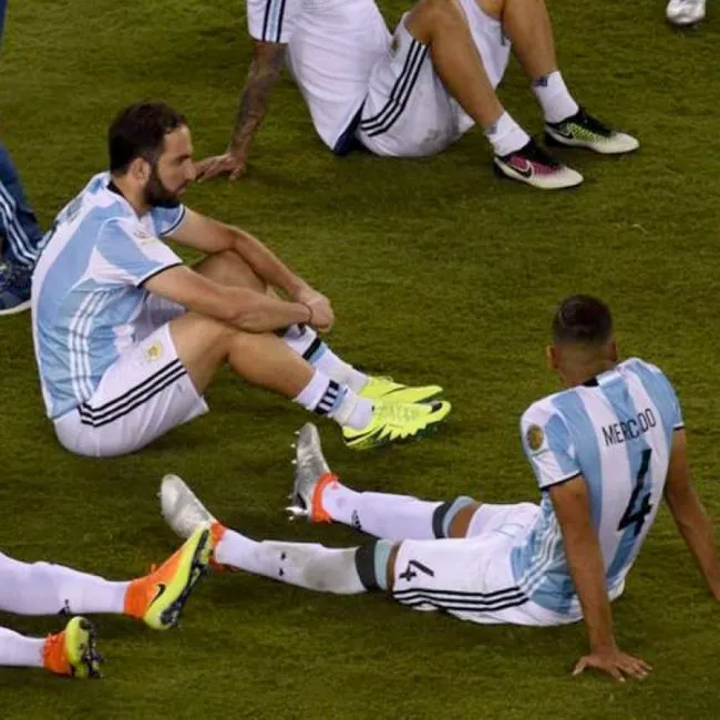 Higuaín y Mercado, dos de los jugadores de Argentina descansando después de la final de la Copa América