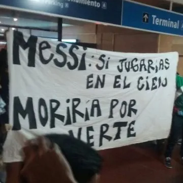 Fanáticos de Messi esperándolo en el aeropuerto.