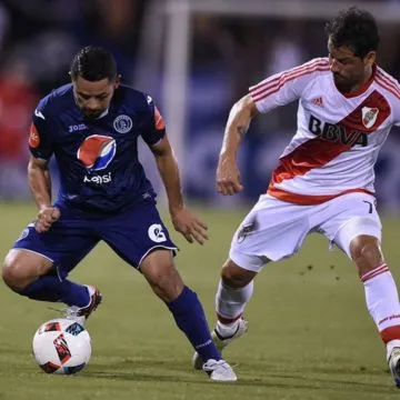 Rodrigo Mora, autor del segundo gol, cubriendo al mediocampista de Motagua