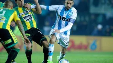 Lisandro Lopez de Racing Club disputando la pelota con los defensores de Aldosivi