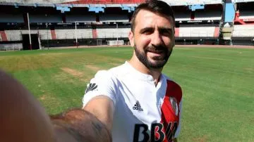 El delantero millonario podría haberse lesionado la rodilla izquierda. Mala noticia para River.