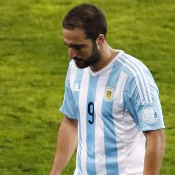 Higuaín frustrado por el error que le costó la final de la Copa América a Argentina
