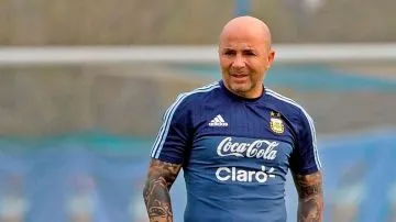 Sampaoli continúa en la búsqueda de un lateral derecho, que puede ser Ezequiel Schelotto aunque todavía no está definido.