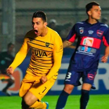 Pavón celebrando un gol.